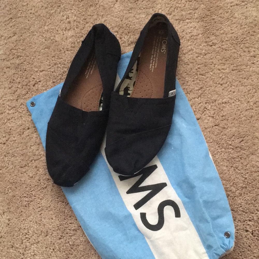 Black TOMS